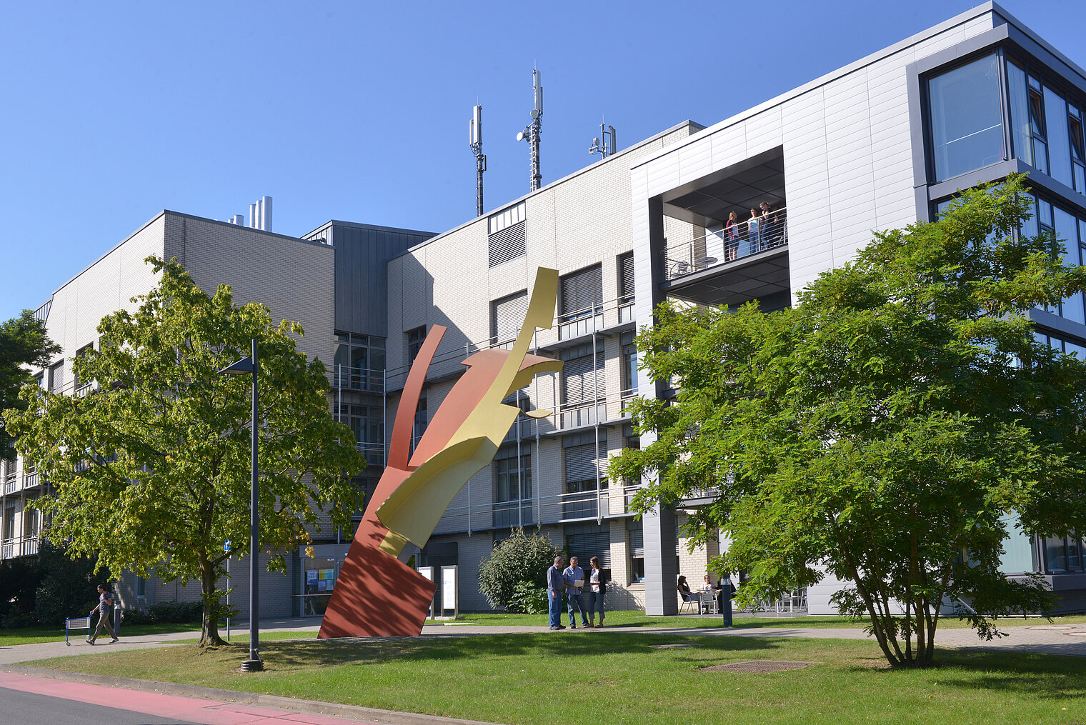 HZI-Laborgebäude D mit Skulptur