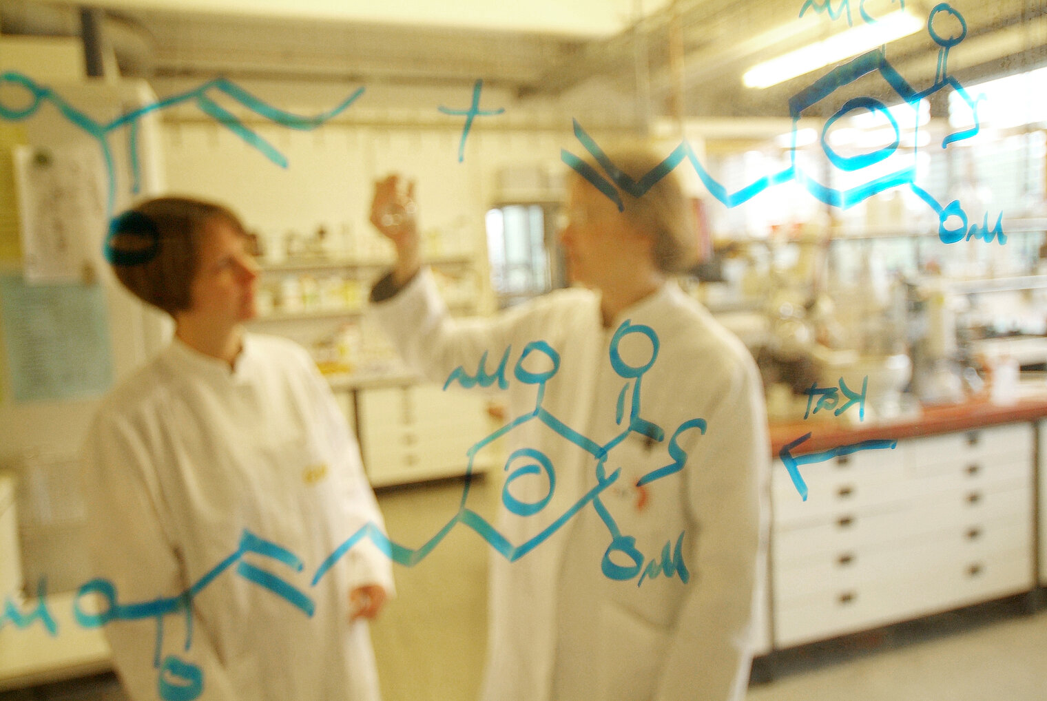 HZI researchers in the chemistry lab