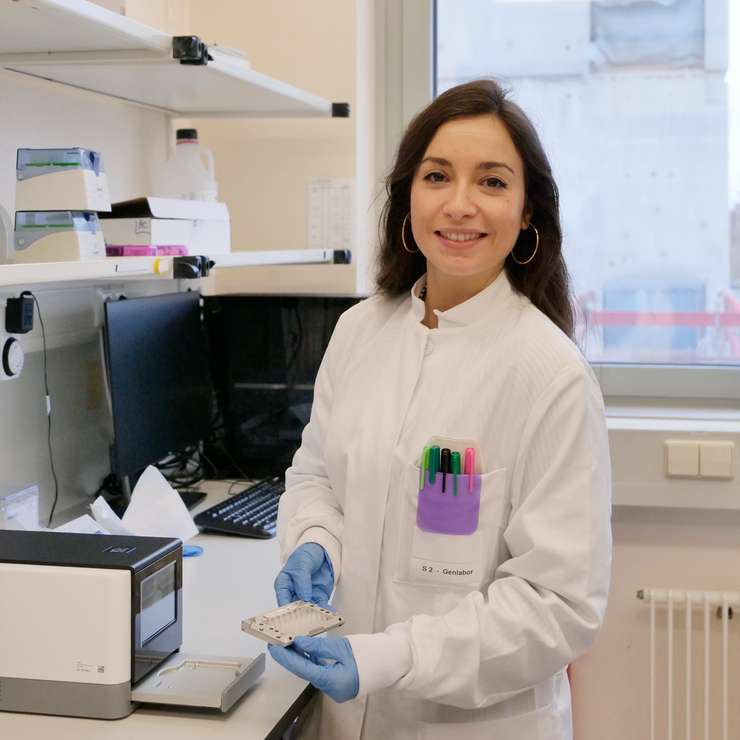 Dr Bibiana Costa, first author of the study, in the lab. 