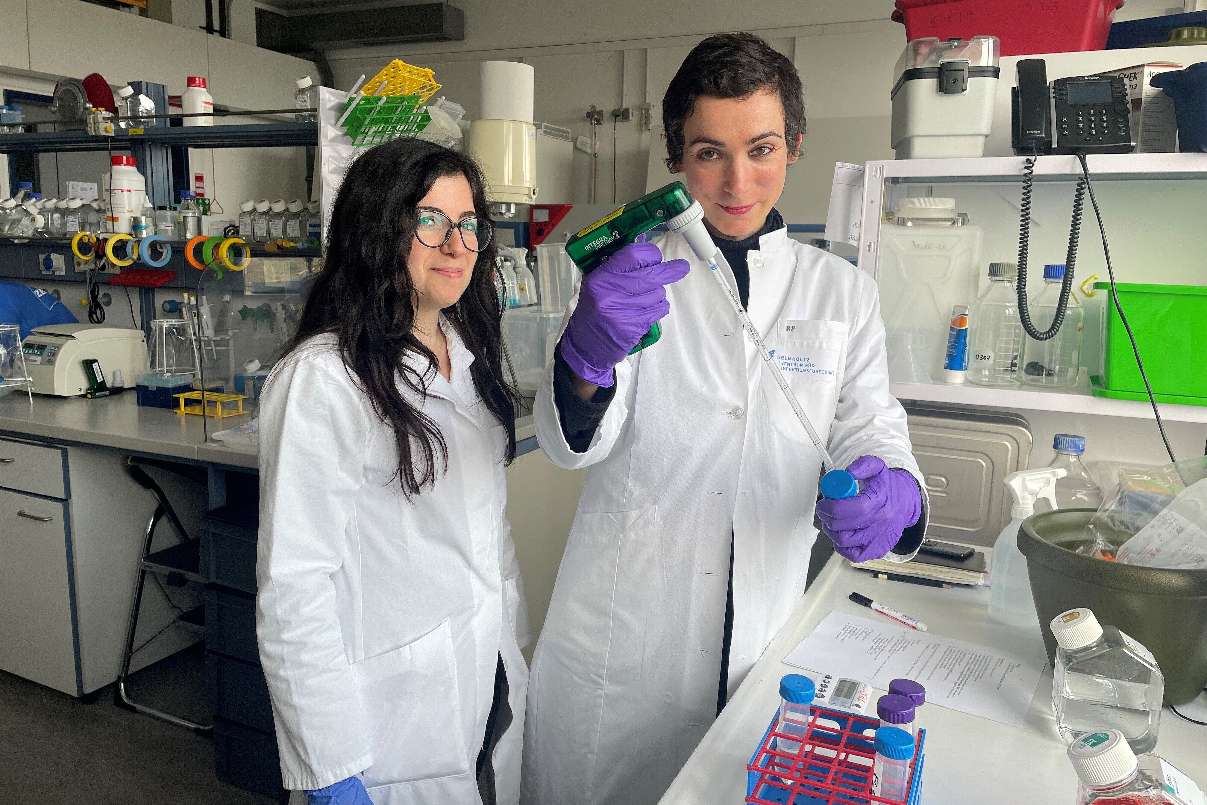 Martina Palatella (left) and Margherita Pevere in the laboratory of the department “Experimental Immunology”. 