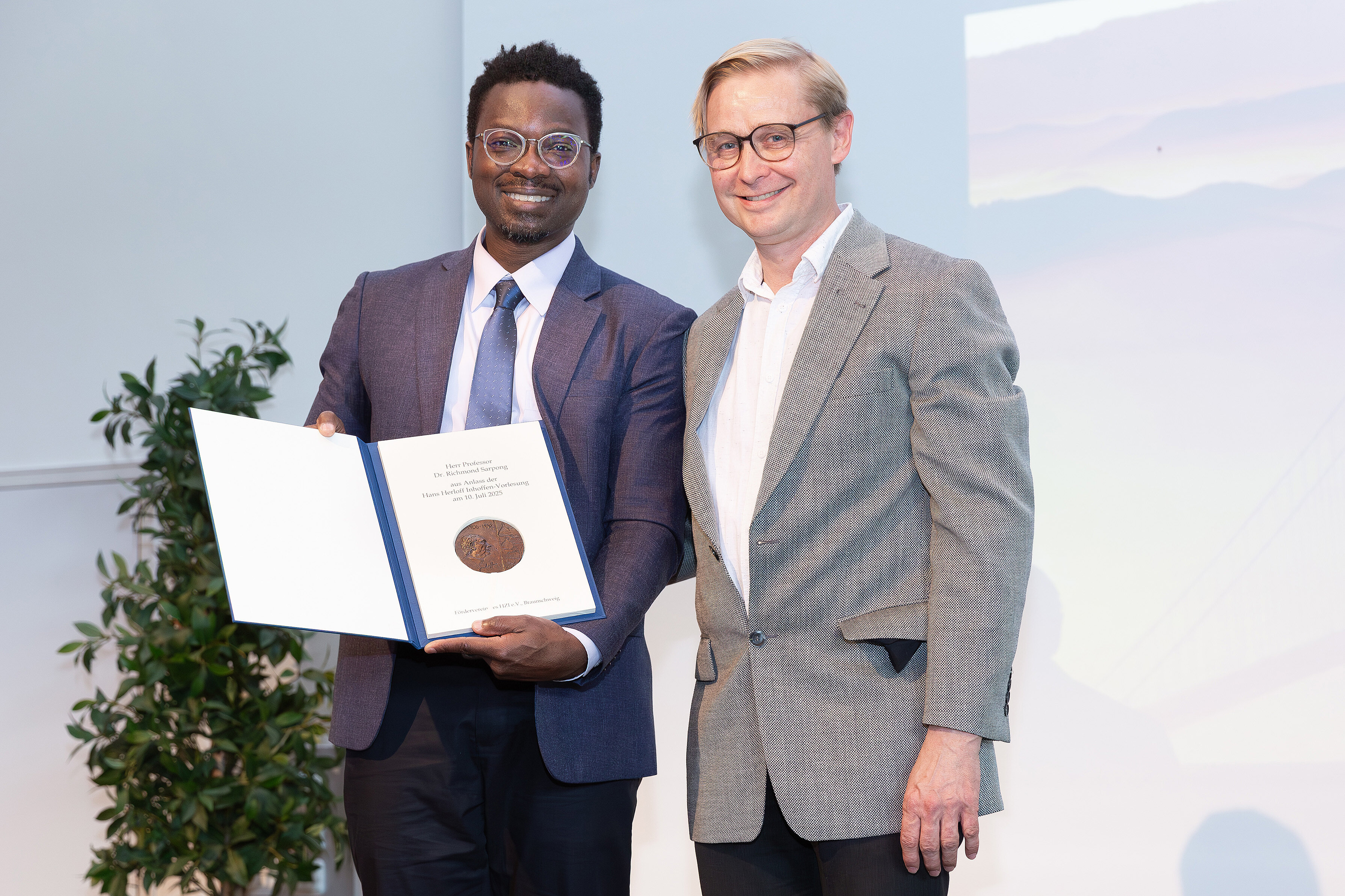 Richmond Sarpong with certificate in hand, next to him is Klemens Rottner