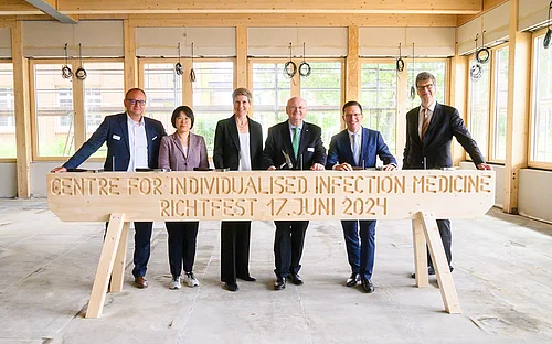 Zentrum für Individualisierte Infektionsmedizin feiert Richtfest