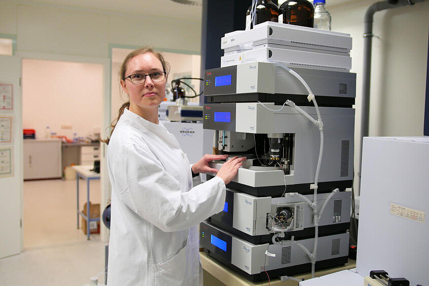 Katharina Rox in the lab