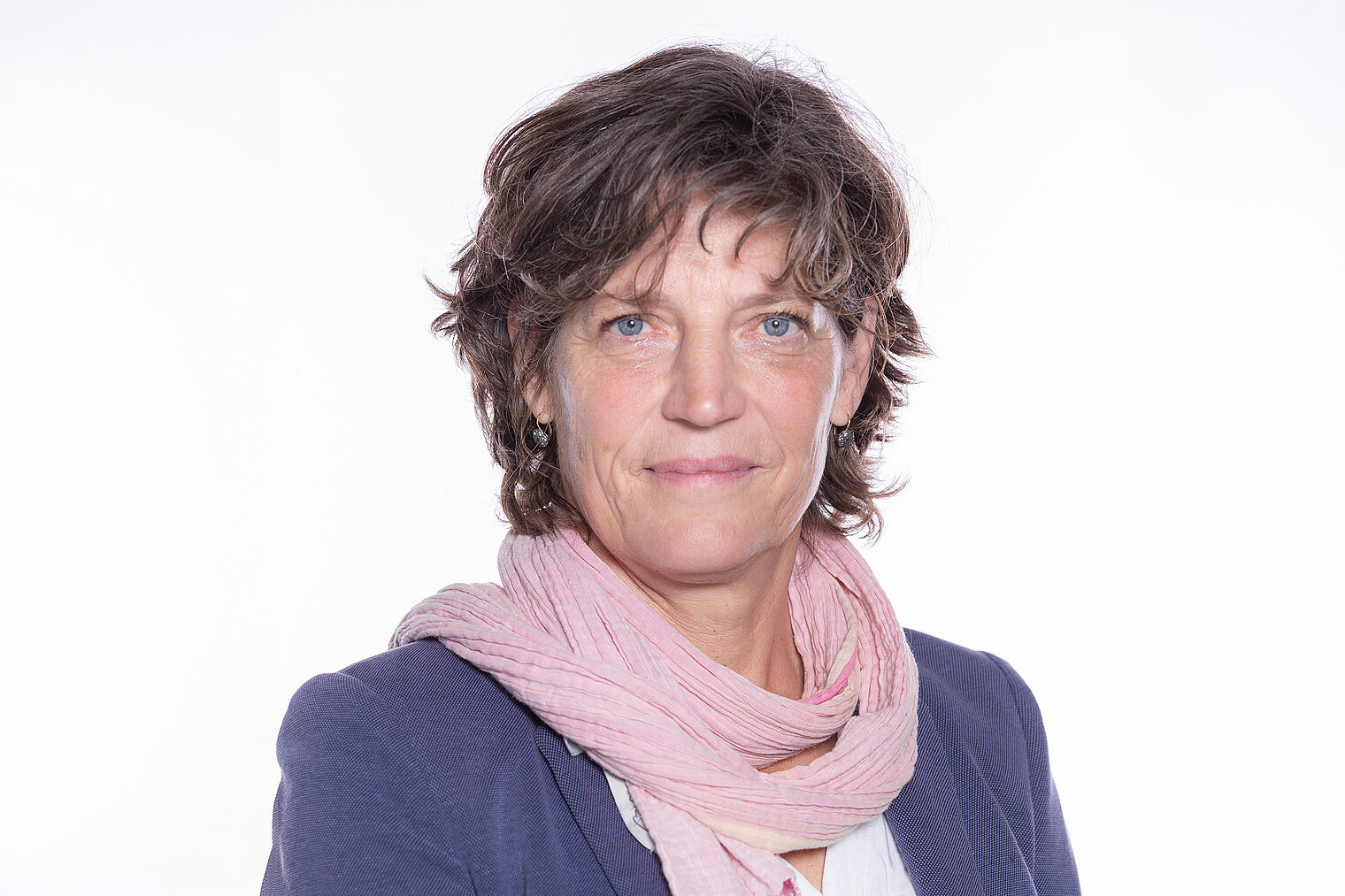 Portrait von Susanne Häußler vor einem weißen Hintergrund