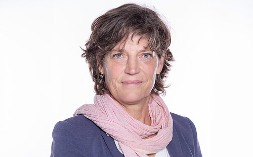 Portrait of Susanne Häußler in front of a white background