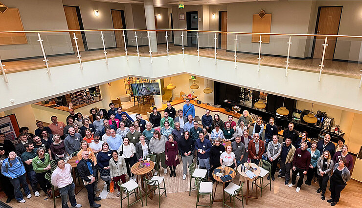 Gruppenfoto mit etwa 70 Personen