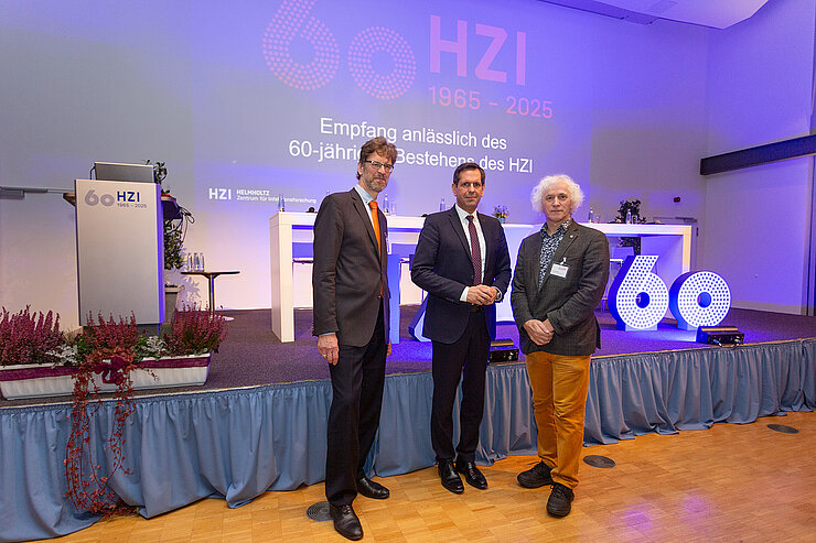 Gruppenbild der HZI-Geschäftsführer gemeinsam mit Niedersachsens Ministerpräsident