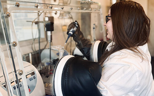 Elisabeth Strunk im Labor