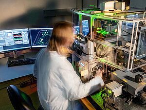 Forscherin am Mikroskop