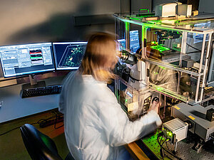 Forscherin am Mikroskop