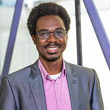 Portrait Dr Basil Kaburi