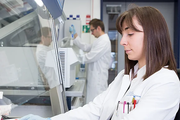 HZI researcher in the lab; lab impressions