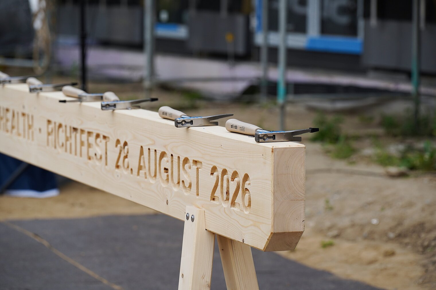 Schild aus Holz mit Beschriftung