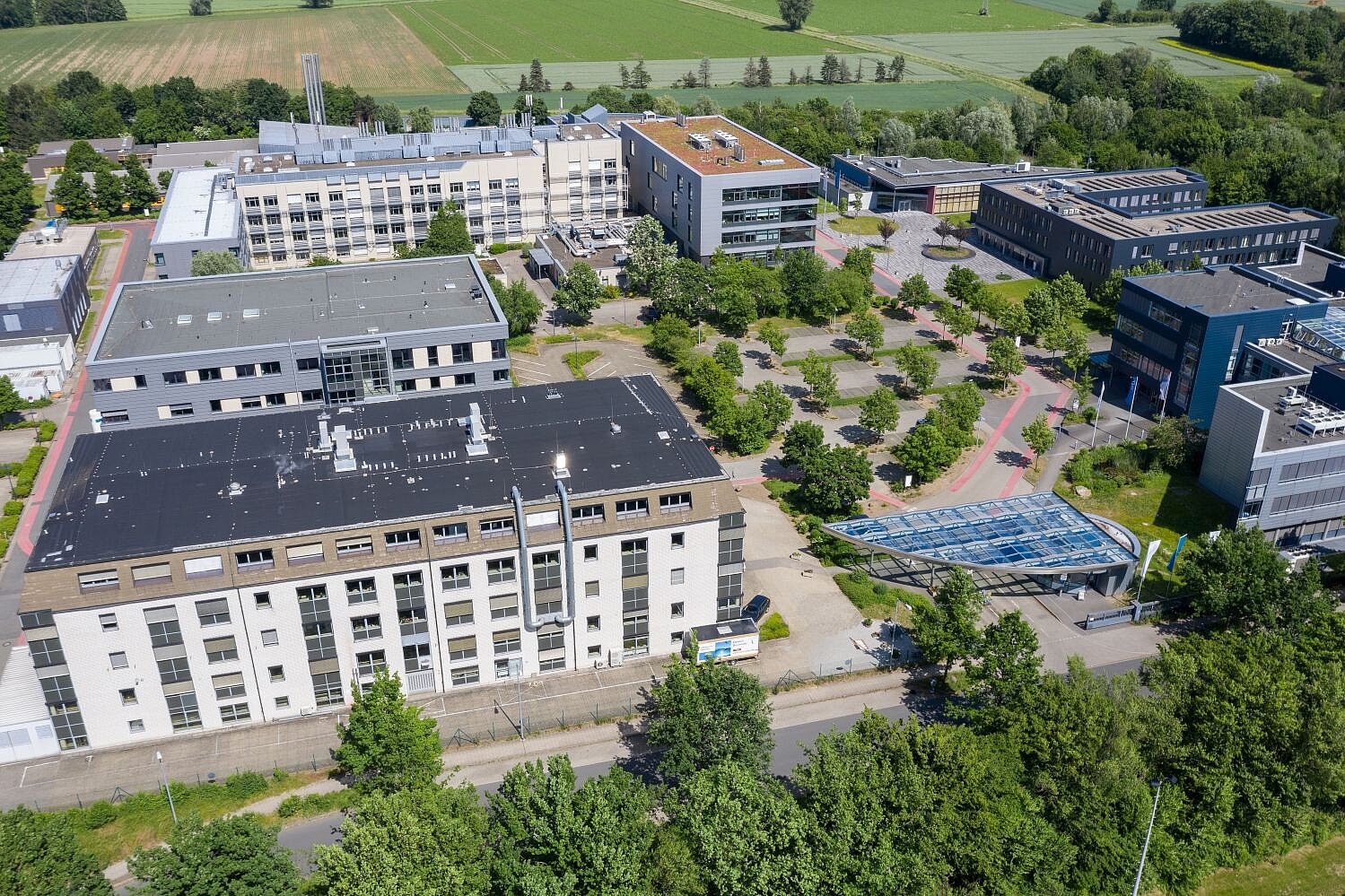 Luftbild des Science Campus Braunschweig-Süd; vorne links im Bild das Gebäude, in dem die AveThera GmbH die GMP-Herstellung betreiben wird 