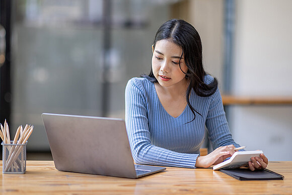 Frau am Laptop