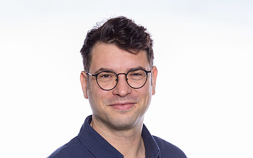 Portrait von Milan Gerovac vor einem hellen Hintergrund