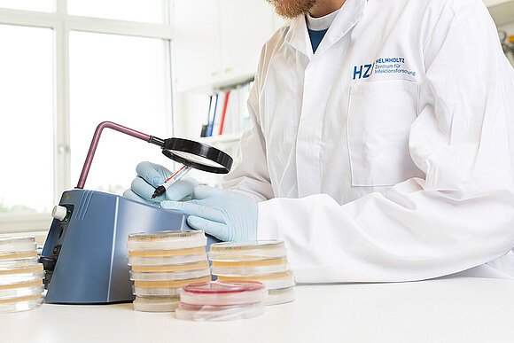 HZI scientist in the lab