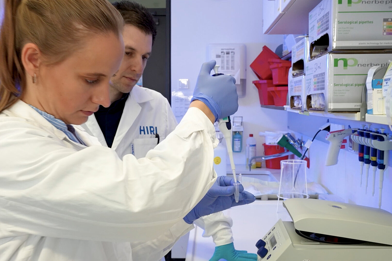 Neue Erkenntnisse zu SARS-CoV-2: Jun.-Prof. Mathias Munschauer mit Doktorandin Sabina Ganskih im Labor.
