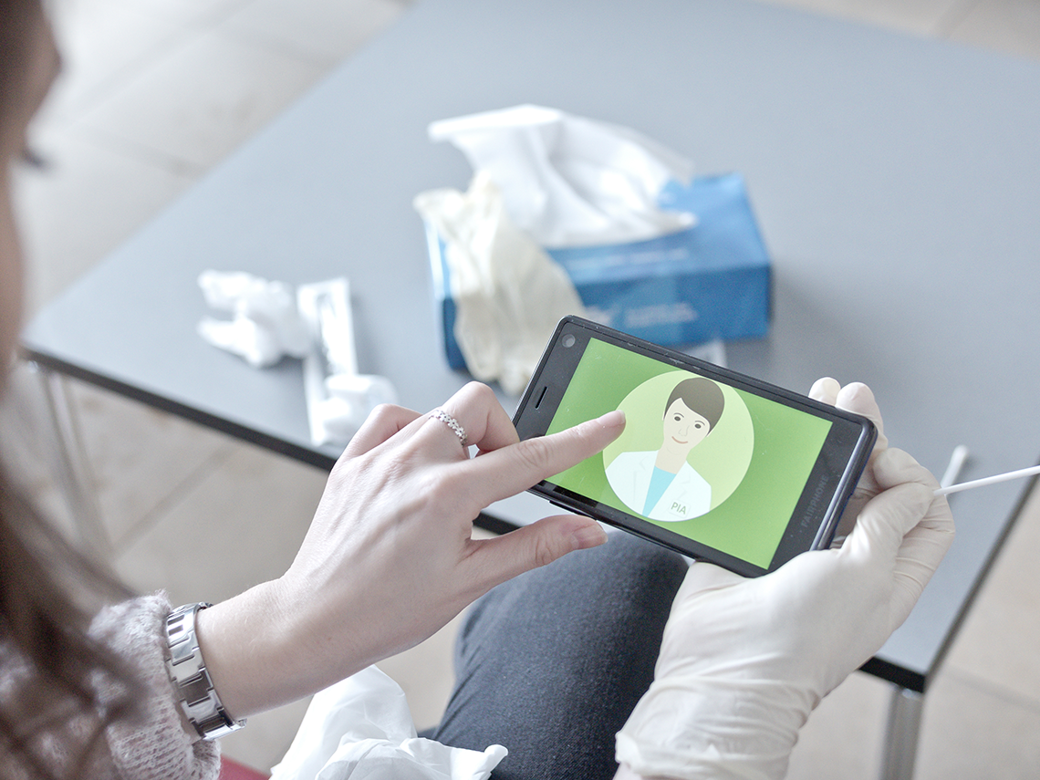 Benutzerin mit der PIA App