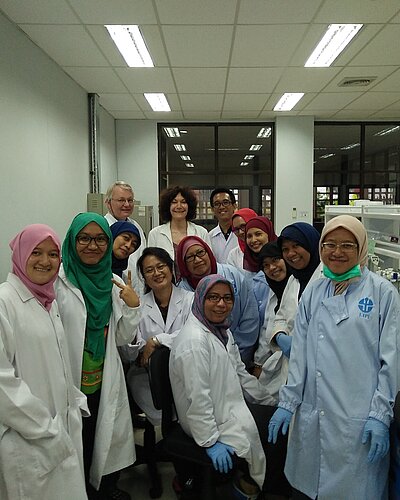 Group photo in the lab