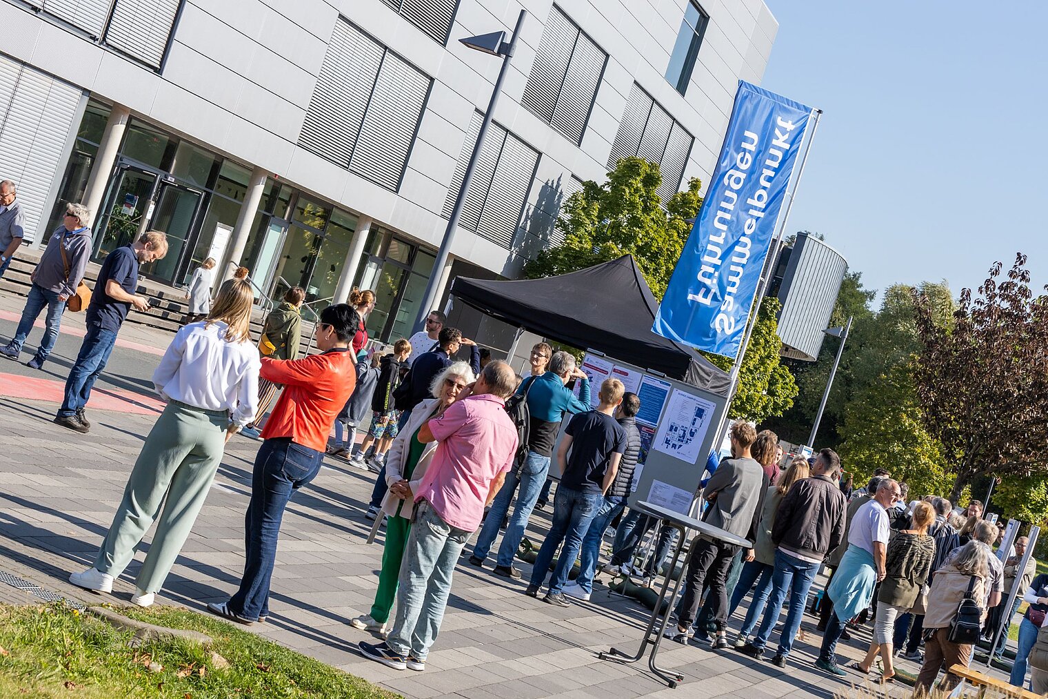  Visitors on the plaza on the HZI campus