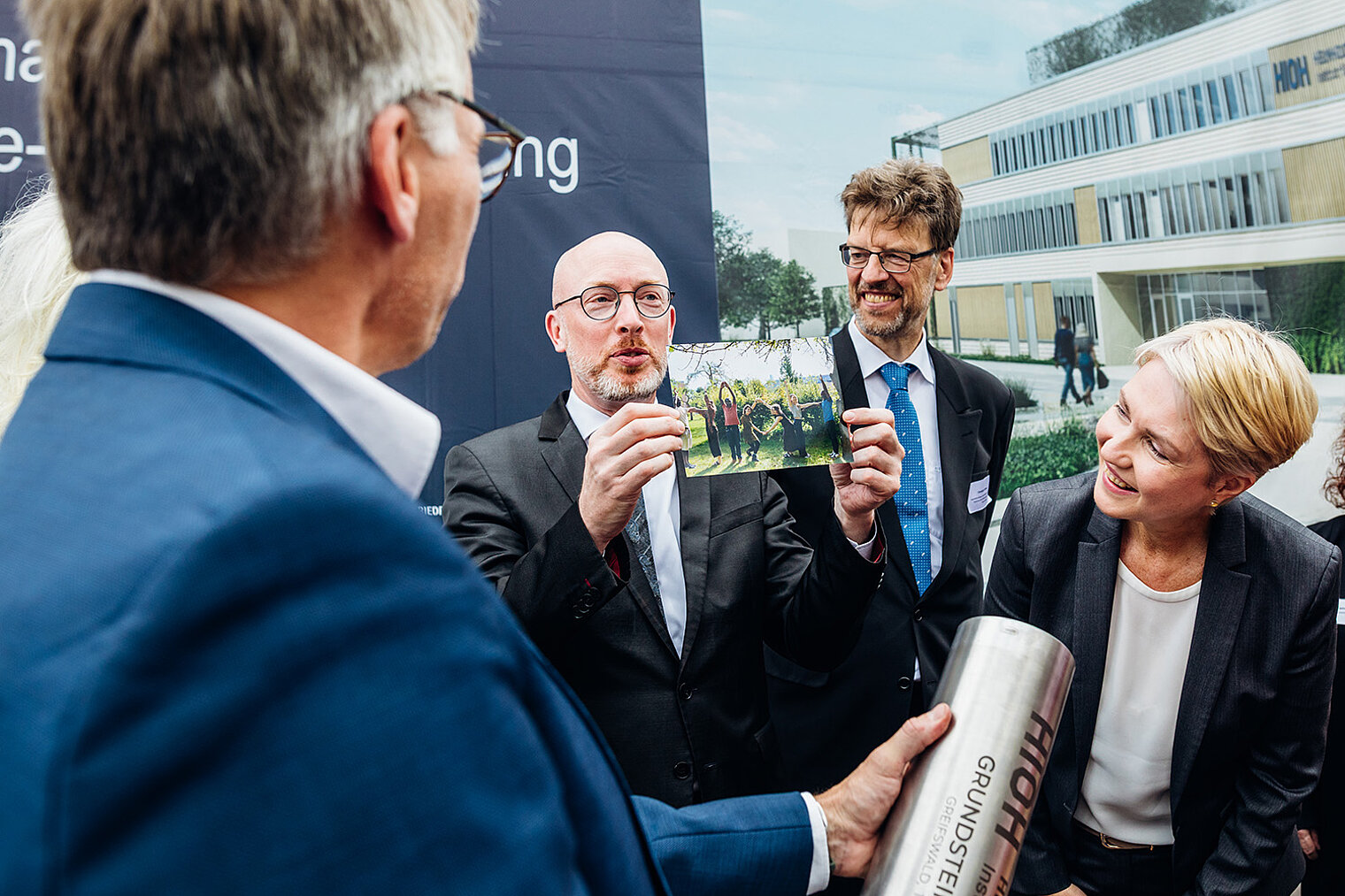In the time capsule: a photo of the HIOH doctoral researchers who recreated the institute’s name with great physical effort. 