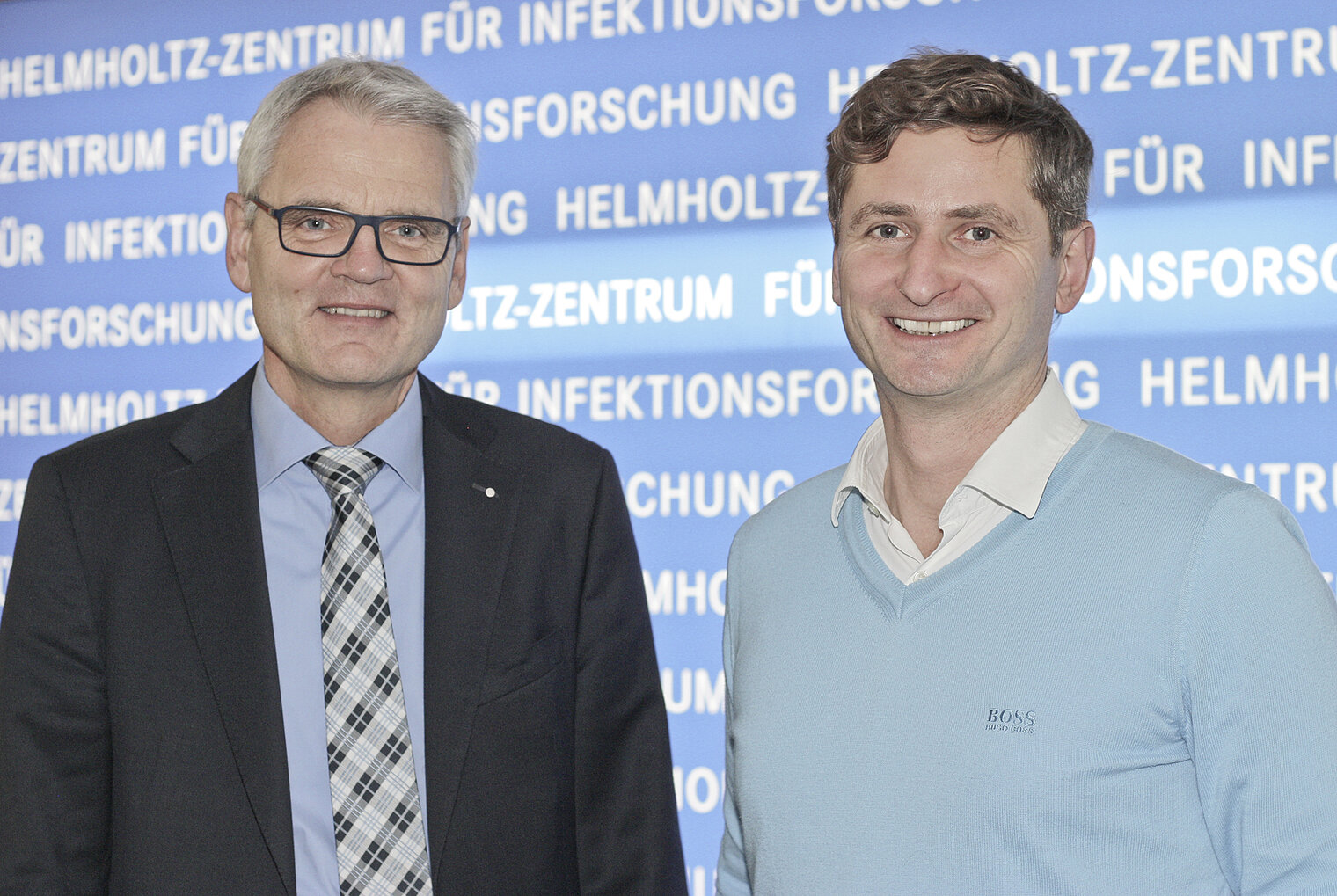 Prof. Dirk Heinz, wissenschaftlicher Geschäftsführer des HZI, mit HIRI-Gründungsdirektor Jörg Vogel, Professor für Infektionsbiologie an der Universität Würzburg (r.)