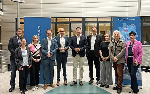 Parlamentarischer Staatssekretär Dennis Rohde zu Besuch am HZI