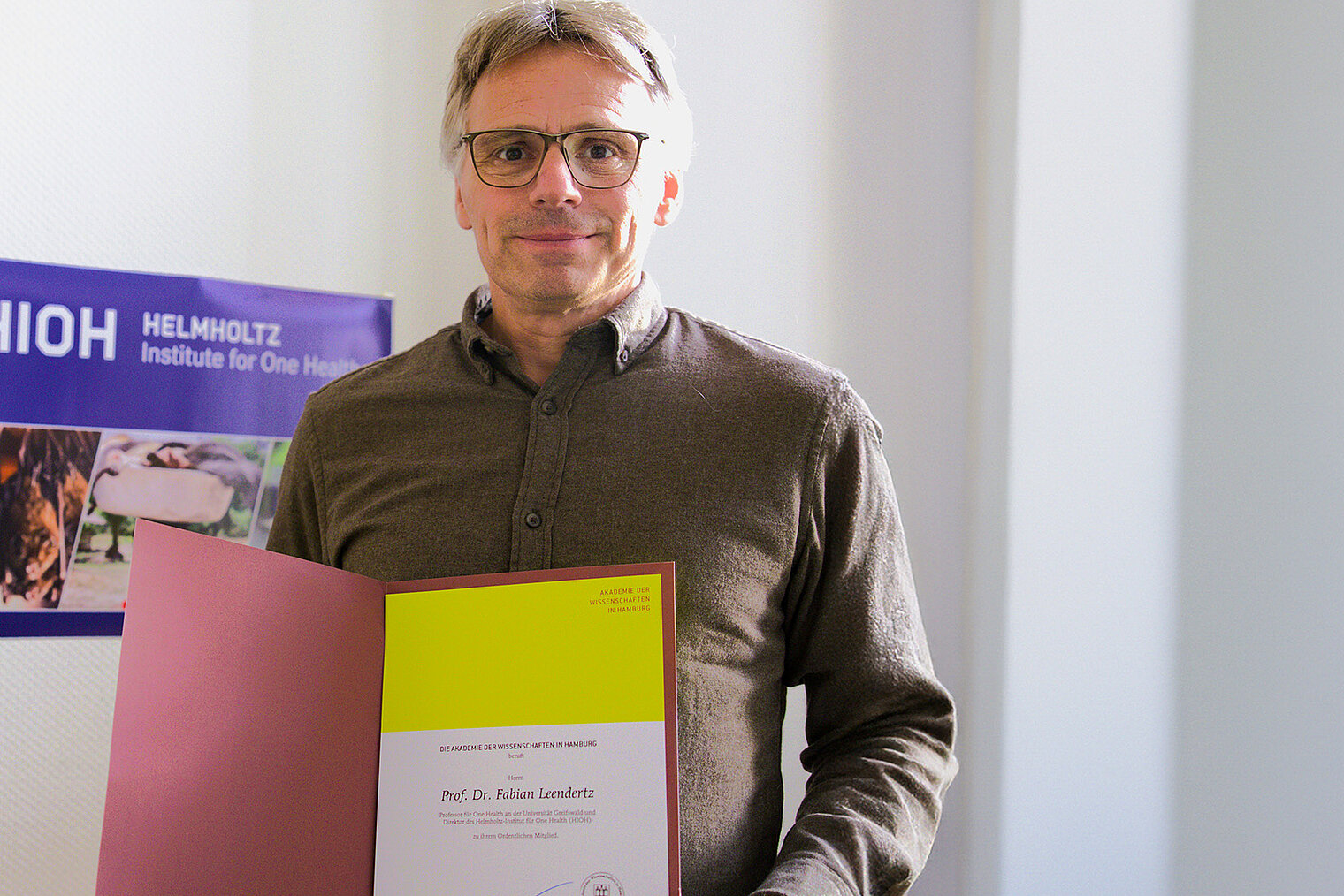 Fabian Leendertz mit Urkunde