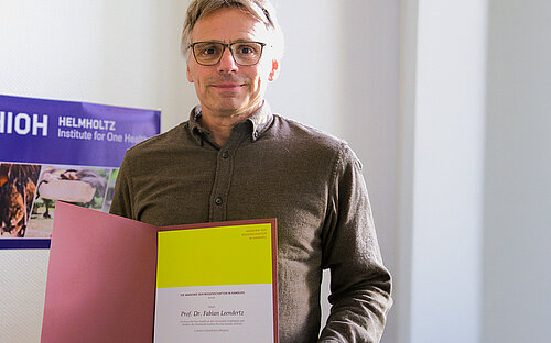  Fabian Leendertz with certificate