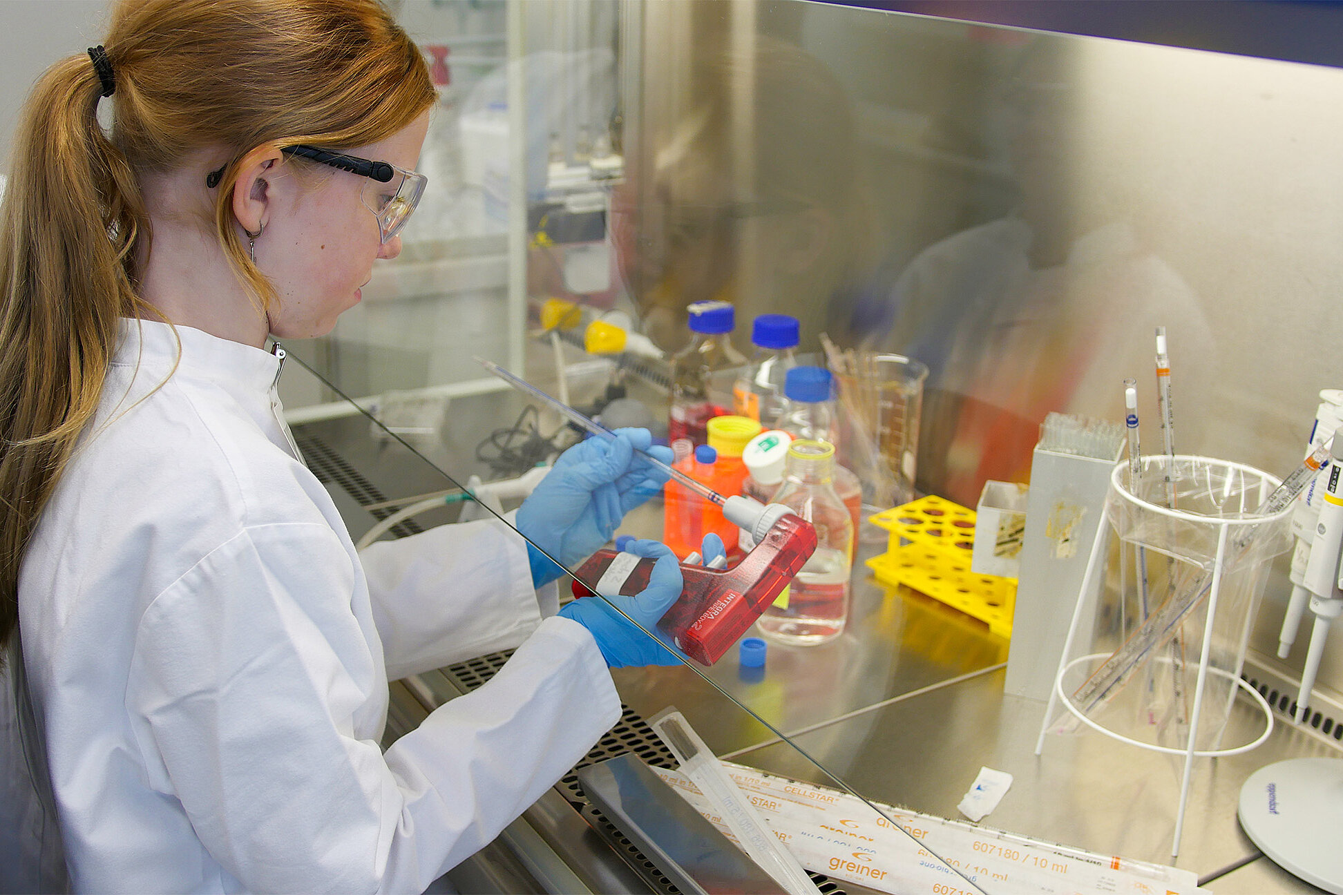 A participant of the Future Day 2024 in a laboratory