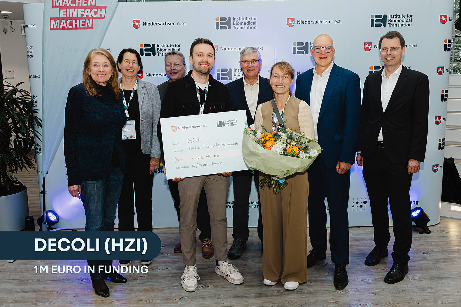 Gruppenfoto von 8 Personen mit einem Förderscheck