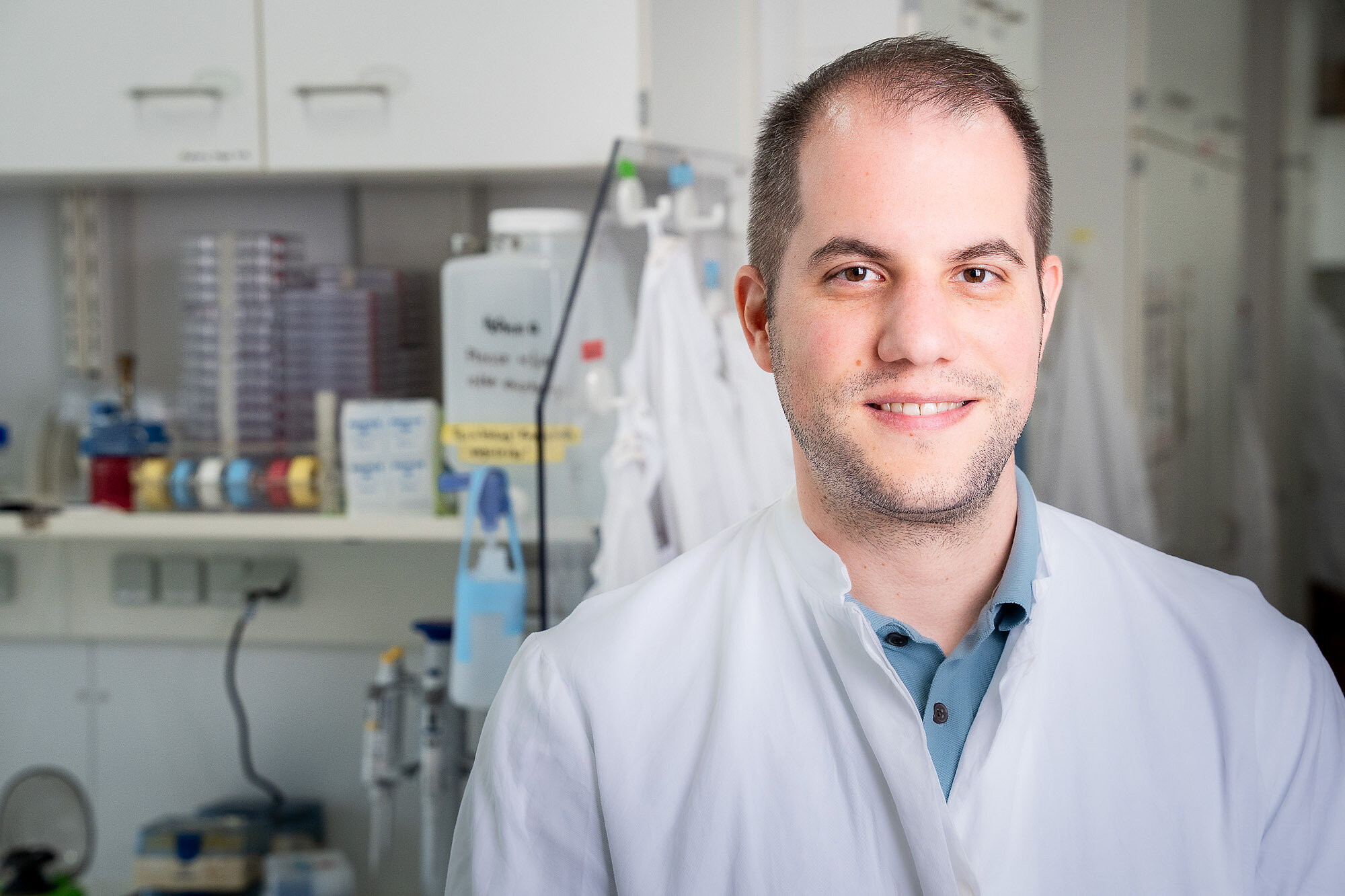 Dr. Andreas Pavlou, first author of the study, in the lab