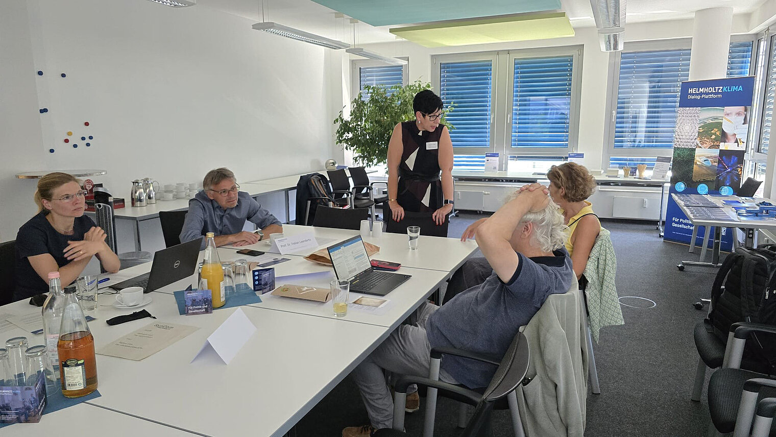 Personen am Tisch