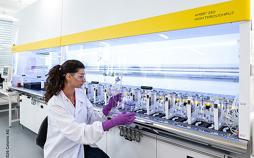 Wissenschaftlerin bedient Bioreaktor im Labor