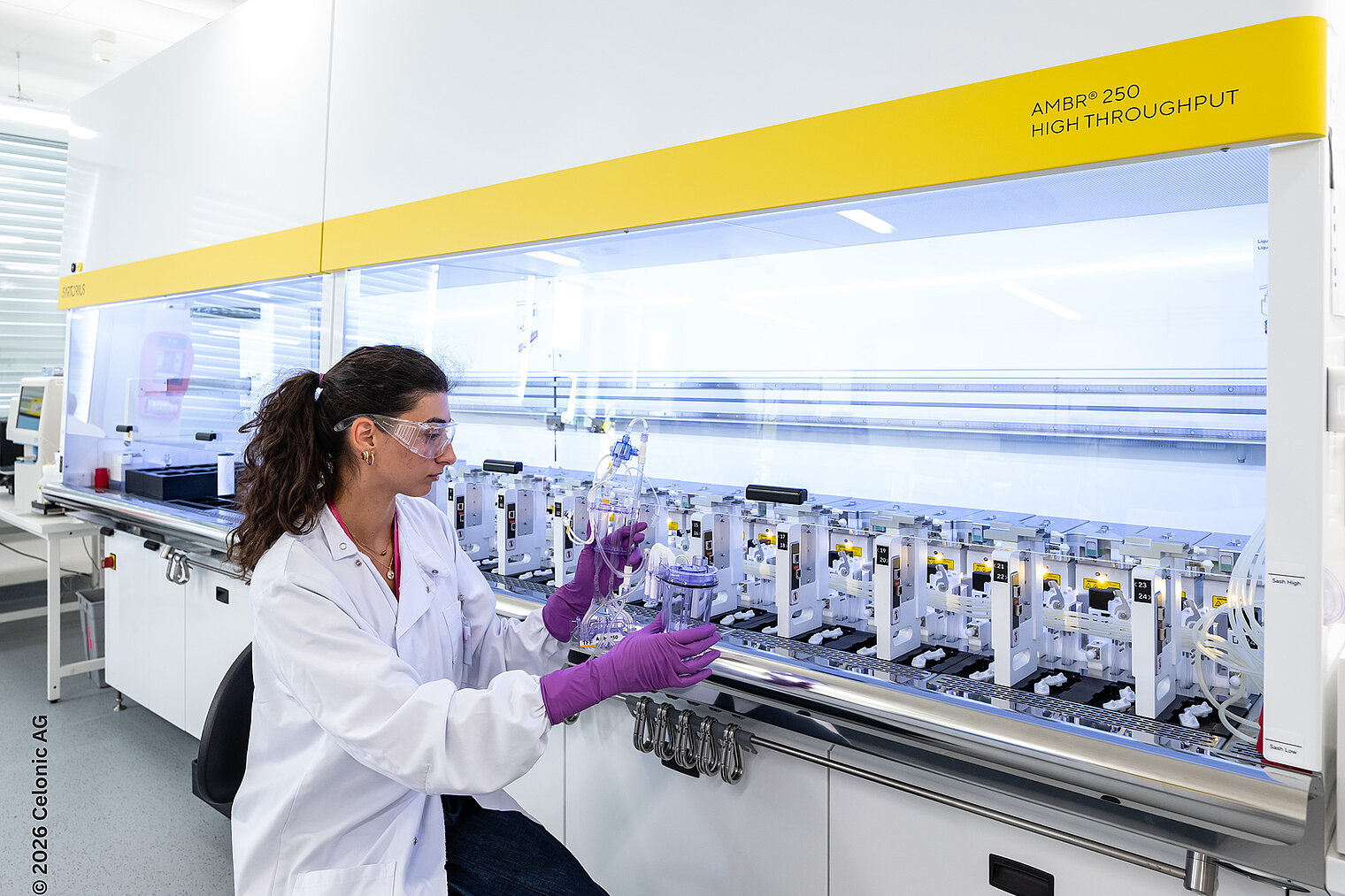 Wissenschaftlerin bedient Bioreaktor im Labor