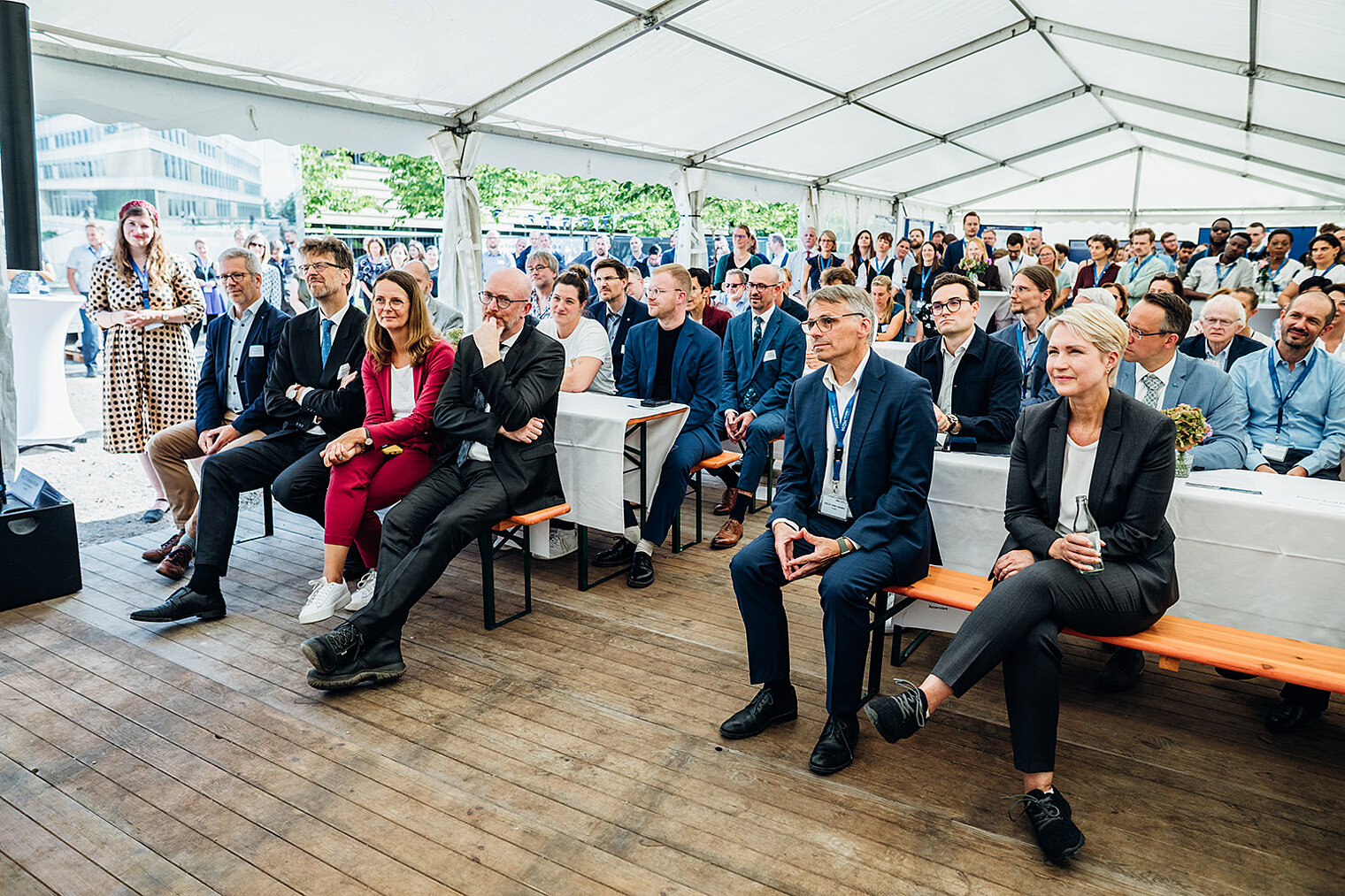 Numerous supporters from politics and science accompanied the HIOH during the laying of the foundation stone.