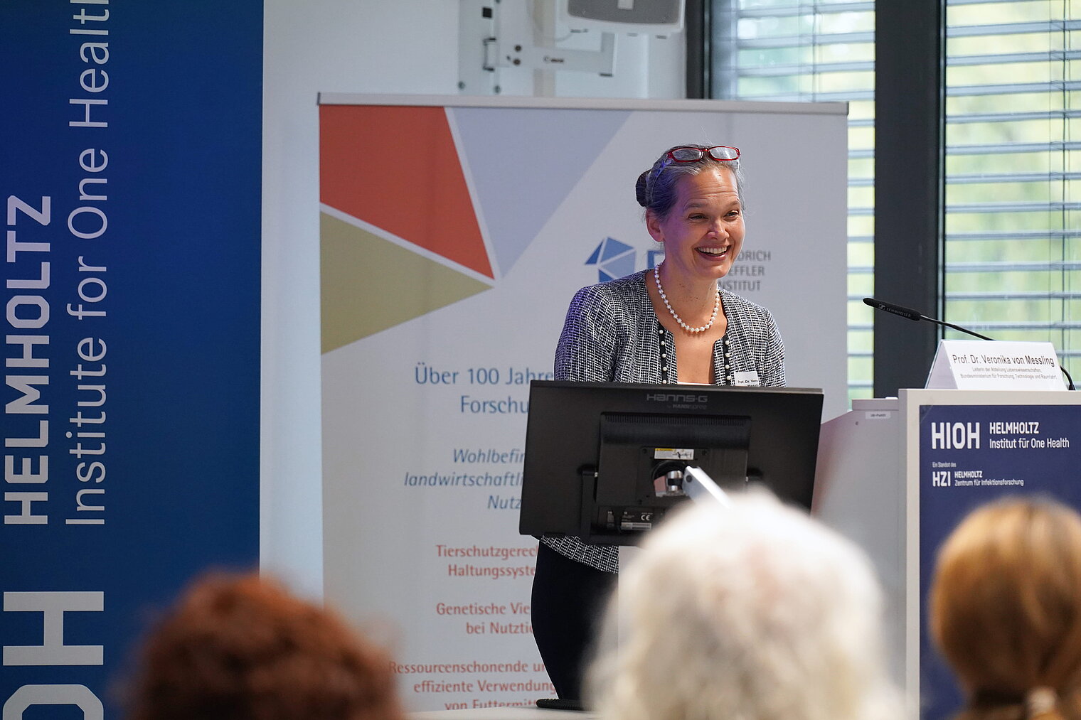 Veronika von Messling hinter einem Podest