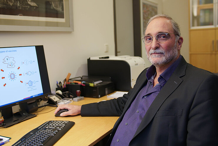 Carlos A. Guzmán am Computer Carlos A. Guzmán am Computer