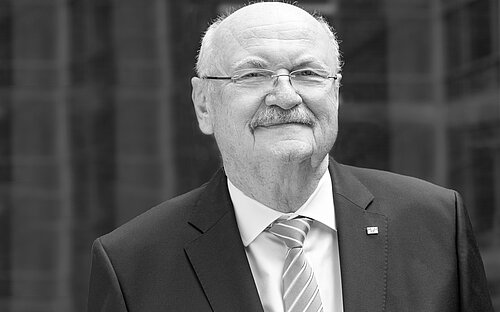 The HZI mourns the loss of former MHH president Prof Michael P. Manns