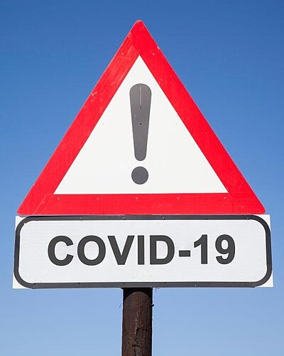 Verkehrsschild "Achtung COVID-19"