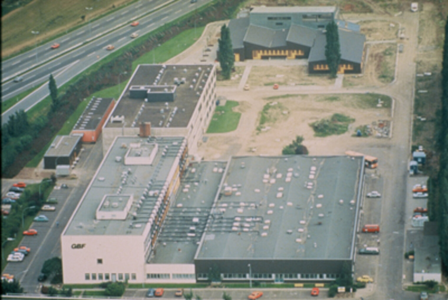 Eine Luftbildaufnahme der Gesellschaft für Biotechnologische Forschung mbH (GBF), 1975/76 hervorgegangen aus der Gesellschaft für Molekularbiologische Forschung mbH (GMBF)
