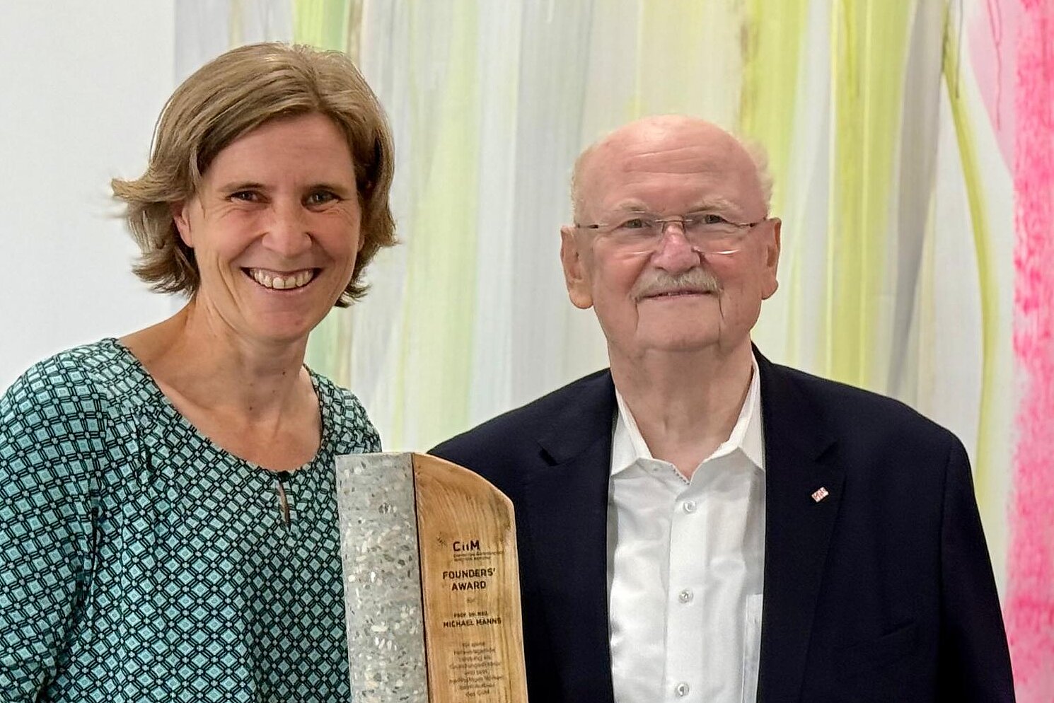 CiiM-Koordinatorin Jennifer Debarry übergibt den CiiM Founders' Award an Michael Manns