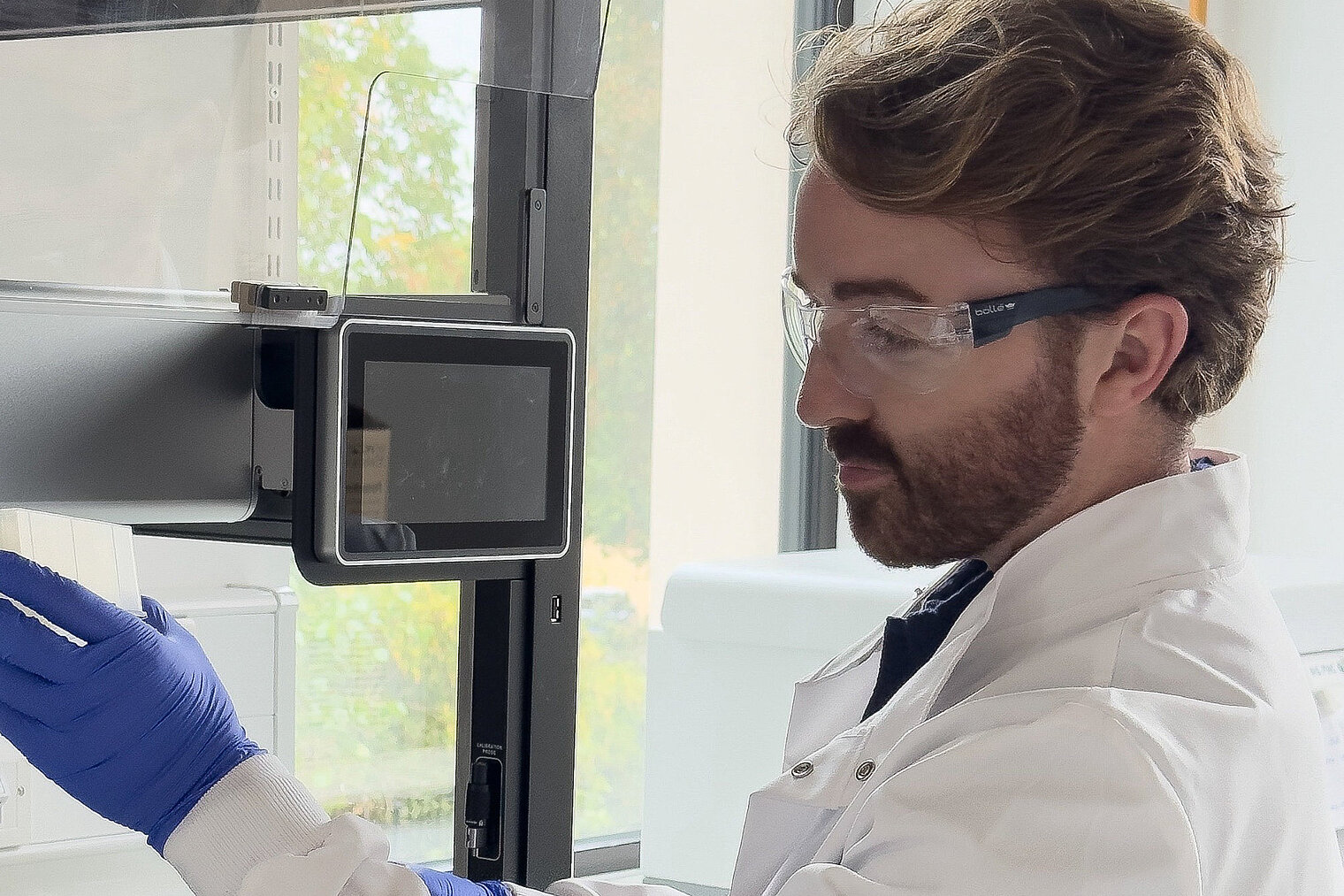 Scientist working with an analytical instrument in the laboratory.