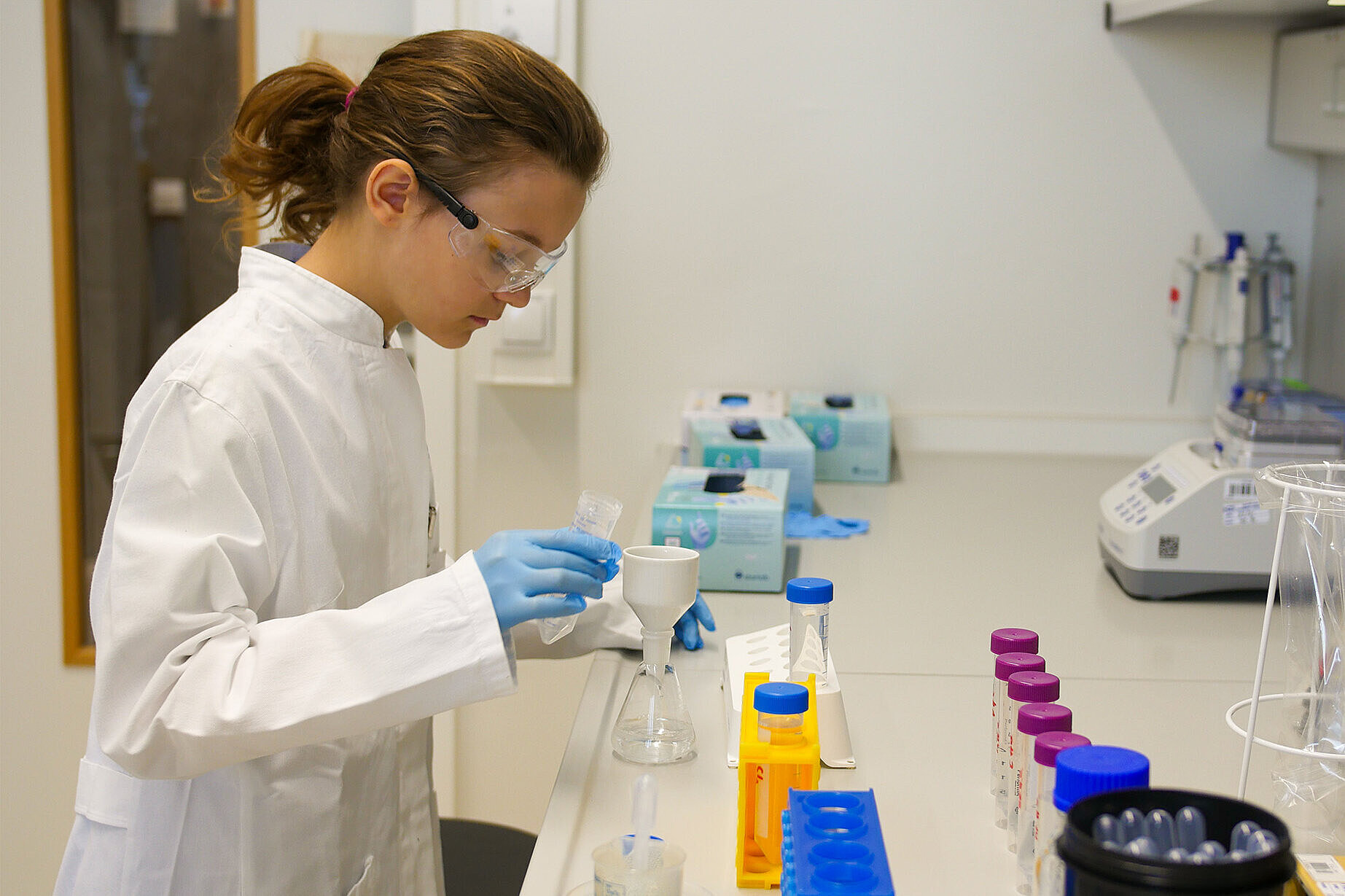 A participant of the Future Day 2024 in a laboratory