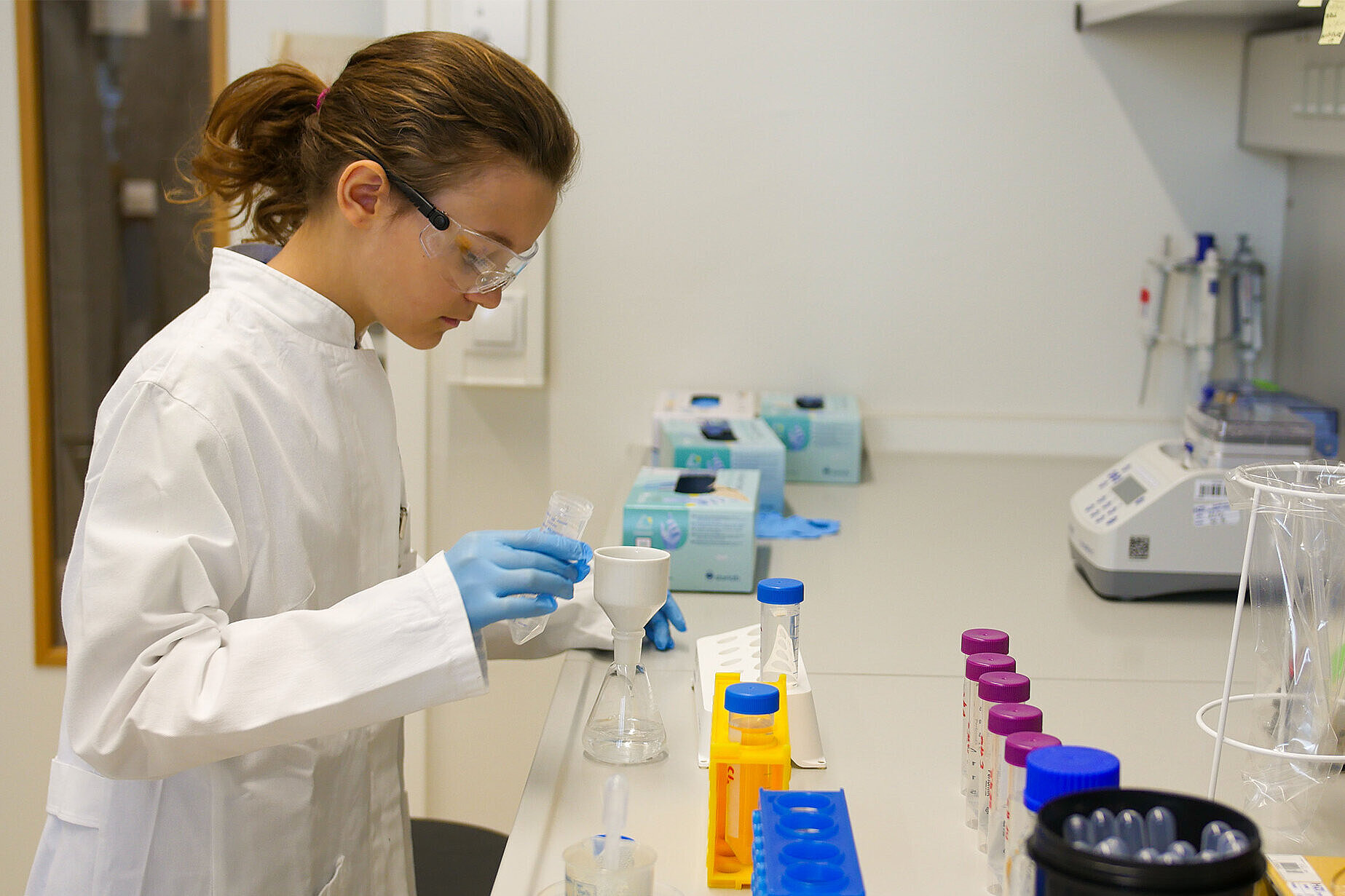 A participant of the Future Day 2024 in a laboratory