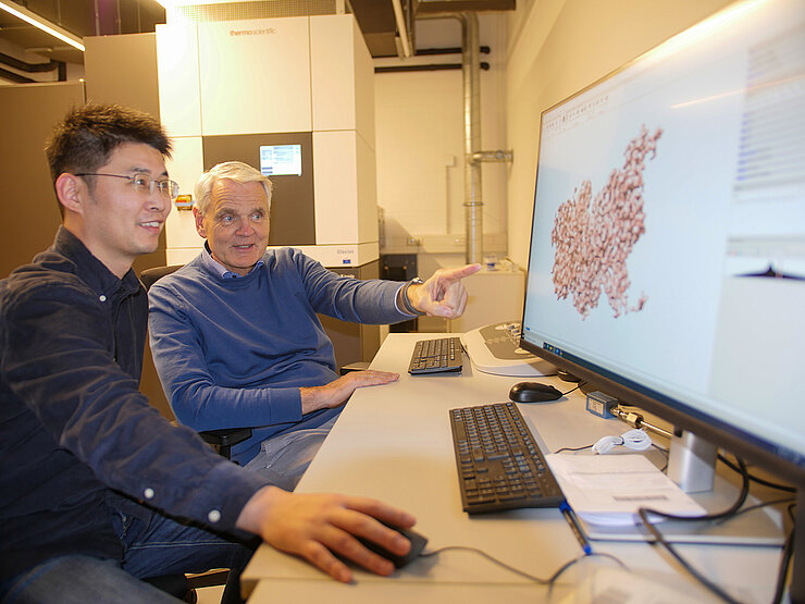 Biao Yuan and Dirk Heinz in front of a PC