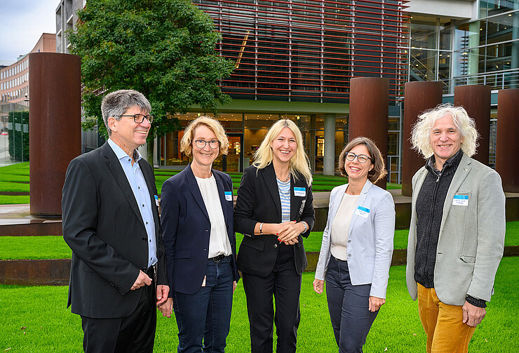Gruppenfoto mit 5 Personen
