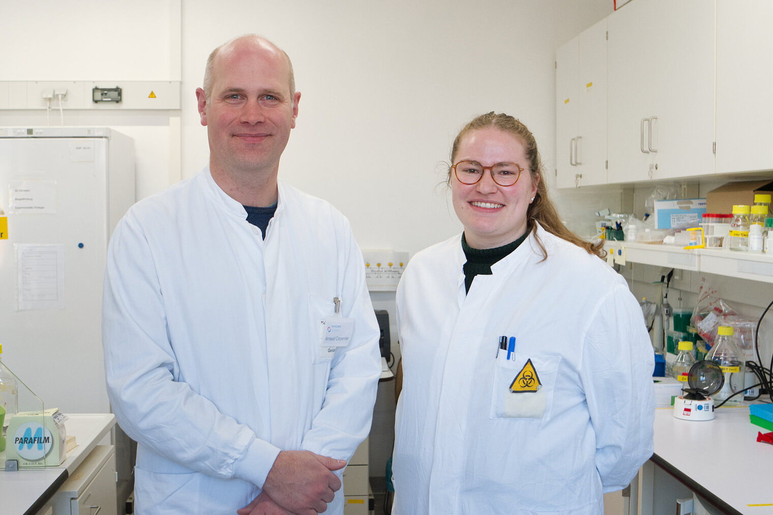 Dr. Arnaud Carpentier and Frauke Lange in the lab