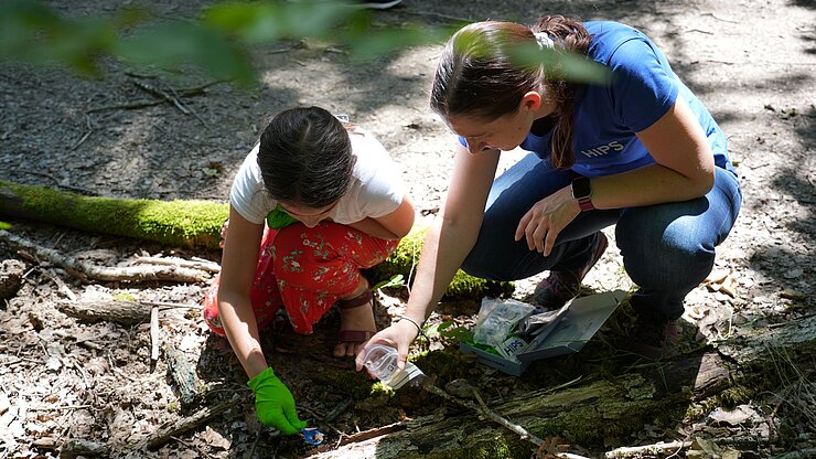 Probensammeln im MICROBELIX Wildnis-Camp. 